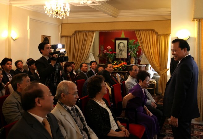 Deputy Prime Minister Vu Van Ninh met expatriates in UK